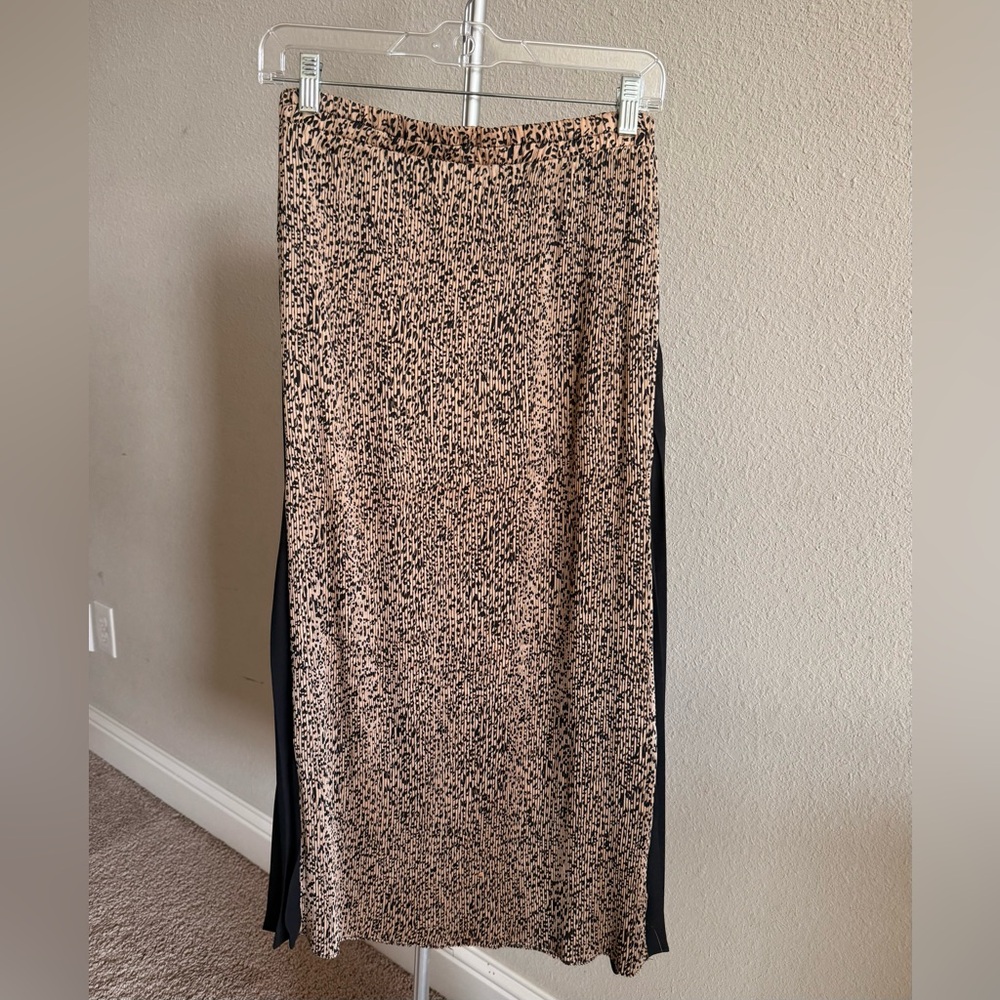 Current Los Angeles Leopard Pleated Midi Skirt. Size Medium.